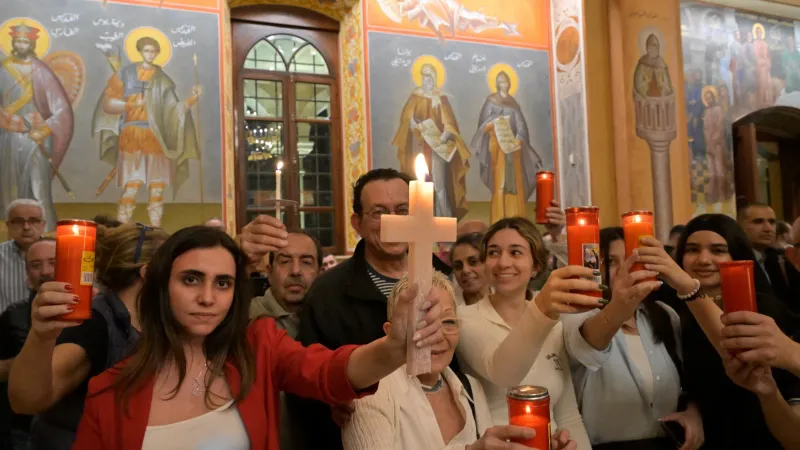 وصول شعلة النور المقدّس من قبر المسيح في كنيسة القيامة إلى مطار بيروت (فيديو - صور)