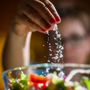 دراسة: المبالغة بتناول الملح يزيد خطر الإصابة بسرطان المعدة