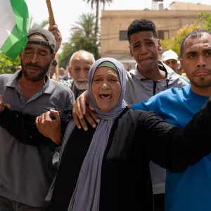 فيديو. 
            
    			يوميات الواقع الفلسطيني الأليم: جنازة في الضفة الغربية وقصف على غزة بالتزامن مع إسقاط جوي للمعونات