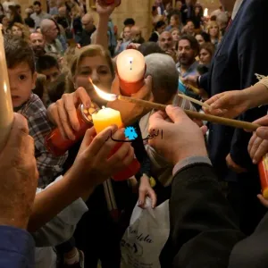 وصول شعلة النور المقدّس من قبر المسيح في كنيسة القيامة إلى مطار  بيروت (فيديو - صور)