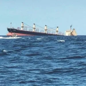 تعرّض سفينة شحن لأضرار بعد استهدافها في البحر الأحمر
