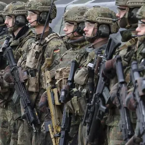ألمانيا تعزز جيشها وتدرس إعادة الخدمة العسكرية الإجبارية للتصدي للاعتداءات المحتملة