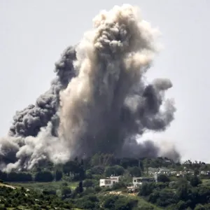 قصف إسرائيلي يستهدف عناصر دفاع مدني لبناني أثناء إخمادهم حريقاً