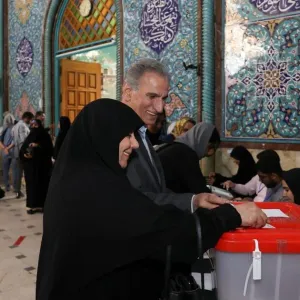 إيران تمدد التصويت في انتخابات الرئاسة وسط تباين بشأن المشاركة