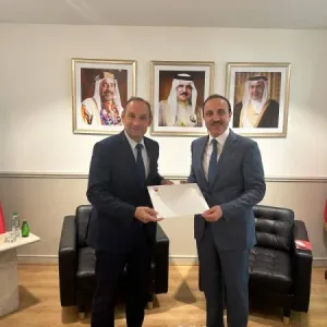 سفير البحرين المعين لدى فرنسا يسلم نسخة من أوراق اعتماده لمدير المراسم بوزارة الخارجية الفرنسية
