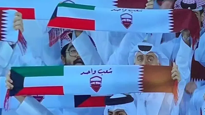 الجمهور القطري يرفع علمي بلاده والكويت خلال مباراة المنتخبين بتصفيات كأس العالم