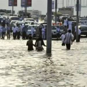 الأمطار تغلق المدارس وتغمر الطرق في السعودية