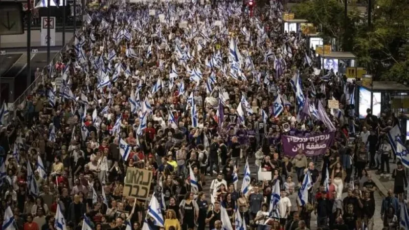 صفقة الأسرى تنتظر رد «حماس».. ومظاهرات غاضبة تطالب برحيل نتنياهو