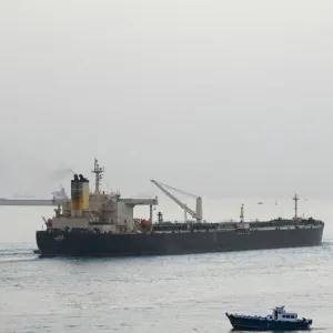 مشاهد توثق لحظة اقتراب قارب الحوثيين المفخخ من السفينة "توتور" (فيديو)