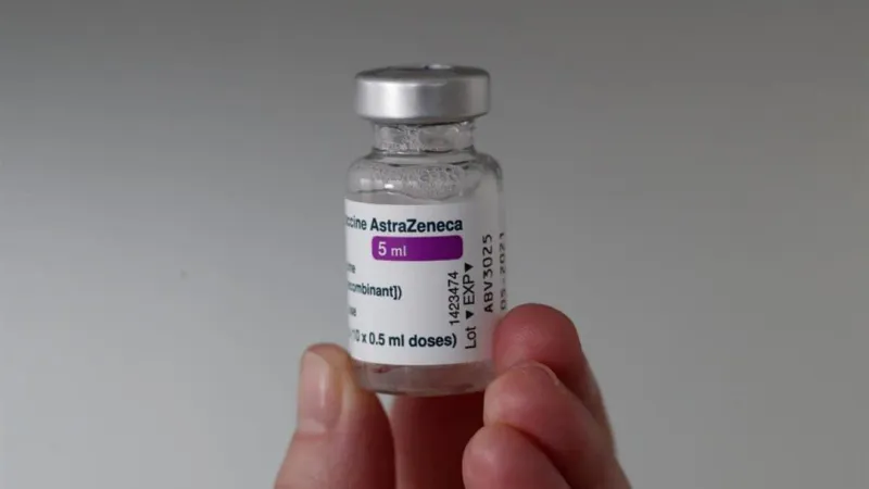 كيف علقت "الصحة" على اعتراف "أسترازينيكا" بوجود أضرار مميتة للقاحها؟