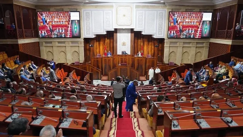 الأغلبية البرلمانية تنعت حكومة أخنوش بـ"الصمود" وتنوّه بمنجزات نصف الولاية