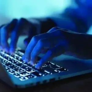 مبتكر عماني ينشئ تطبيق "ابتزاز" لتعزيز حماية المعلومات الشخصية
