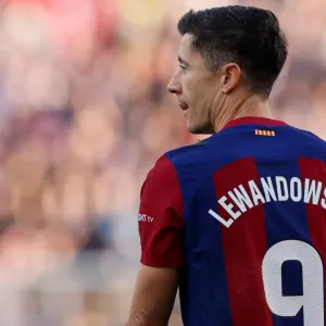 "الأمر واضح" .. ليفاندوفسكي يرد على أنباء رحيله عن برشلونة!