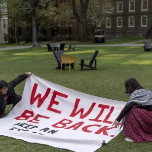 جامعة أمريكية توافق على إعادة النظر بعلاقاتها مع شركات مرتبطة بإسرائيل مقابل إنهاء احتجاج الطلاب