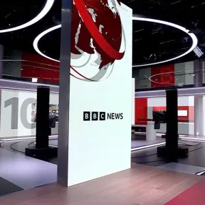 مذيعة شهيرة تقع في المحظور على الهواء (فيديو)