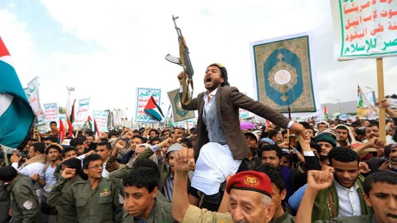 سفير بريطانيا الأسبق لدى اليمن يصف الحوثيين بالطغاة واللصوص