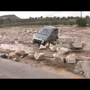 إنقاذ رجل حاصرته مياه الفيضانات داخل سيارته في مدينة مورسيا الإسبانية