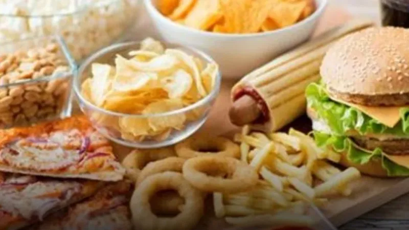 5 أكلات تدمر صحة طفلك.. أبرزها الأطعمة المقلية والوجبات السريعة