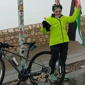 من أجل غزة .. جدة ثمانينية تصعد جبلاً في فرنسا على متن دراجة هوائية لجمع التبرعات
