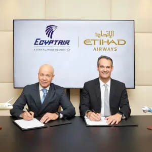 «الاتحاد للطيران» و«مصر للطيران» توقعان مذكرة لتعزيز شراكتهما