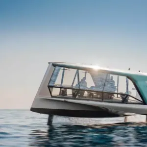 قارب بي إم دبليو “ذا أيكون” الكهربائي يحمل 6 بطاريات بي إم دبلو i3 وسعره 2 مليون يورو