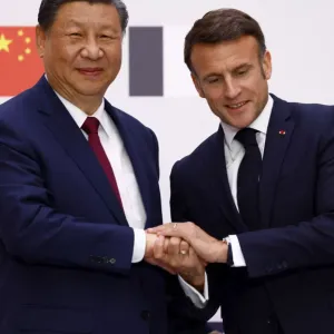 فيديو. 
            
    			ماكرون وفون دير لاين يلتقيان بالرئيس الصيني شي جينبينغ في باريس