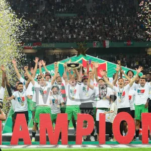 فريق مولودية الجزائر يتسلم ذرع البطولة للمرة الثامنة في تاريخه