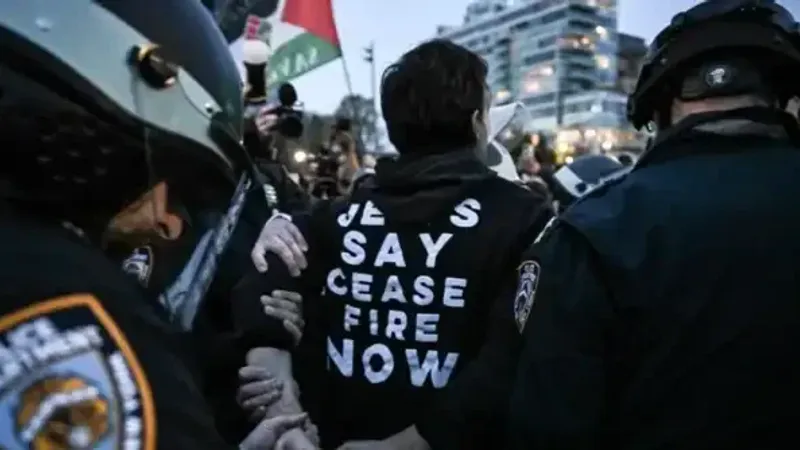 اعتقال 100 متضامن مع الفلسطينيين قرب منزل سيناتور في نيويورك
