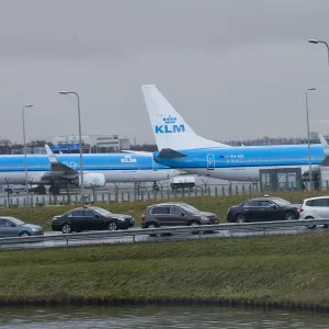 في حادث مروع... مقتل شخص بعد أن شفطه محرك طائرة في مطار أمستردام