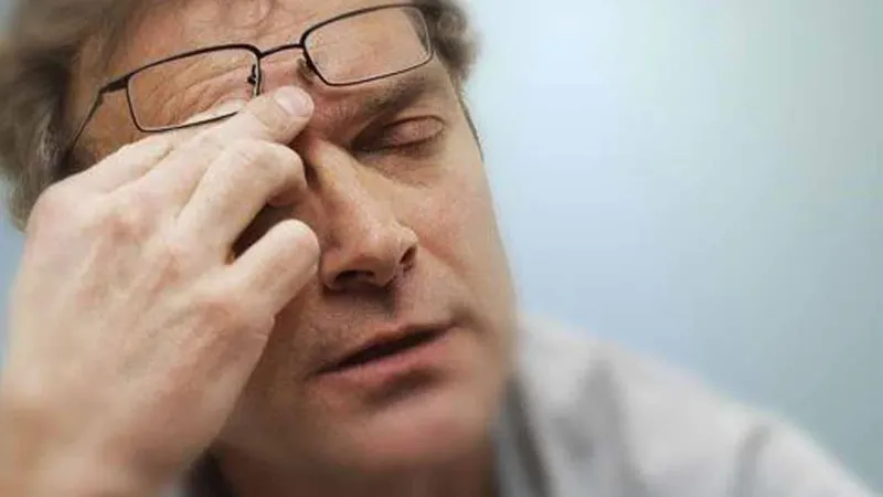 4 مشكلات صحية تعرضك لصداع العين اليمنى