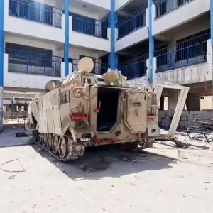 شاهد.. الاحتلال يخلف ناقلة جند محترقة بإحدى مدارس الأونروا برفح