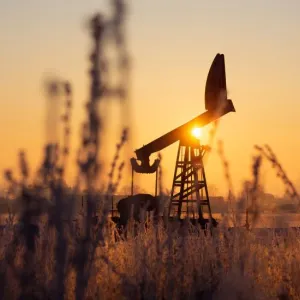 "أوبك+" يتفق على تمديد اتفاق خفض إنتاج النفط حتى نهاية 2025