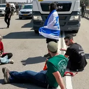 الشرطة الإسرائيلية تعتدي متظاهرين طالبوا بوقف إطلاق النار على معبر بيت حانون