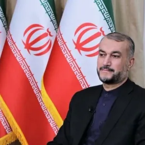 وزير الخارجية الإيراني يلتقي مسؤولا حوثيا في مسقط
