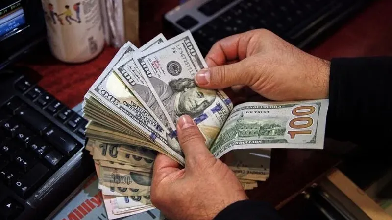 الدولار يتراجع قليلًا أمام الدينار العراقي في الأسواق المحلية