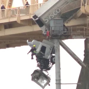 شاهد: لقطات جديدة لحادث مرعب يُظهر لحظات سبقت تدلي شاحنة من فوق جسر في الولايات المتحدة