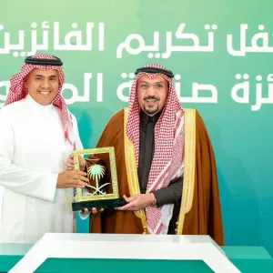 أمير القصيم يكرم الإعلامي عبدالله الأسمري بجائزة صناعة المحتوى في نسختها الثالثة