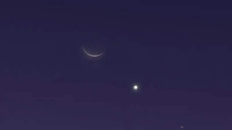 رصد اقتران هلال القمر المتناقص بكوكب المشتري بسماء السعودية