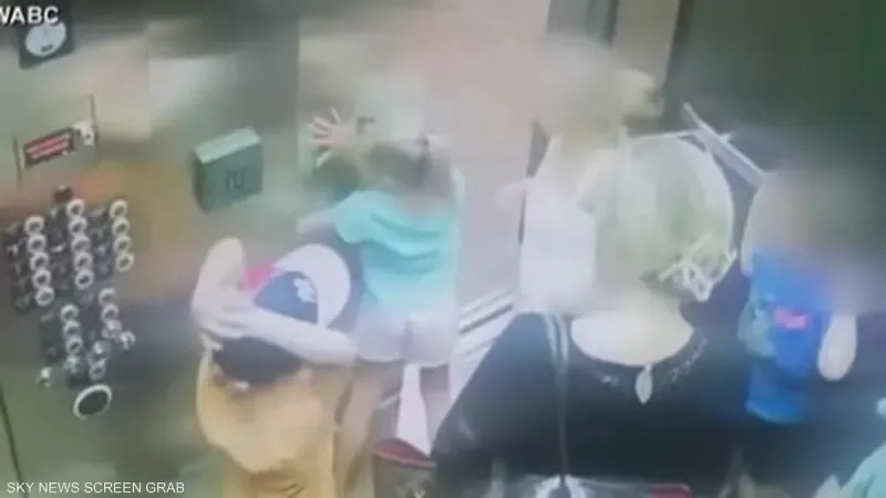 فيديو صادم.. طفلة كادت تخسر يدها بين "مصعد وجدار"