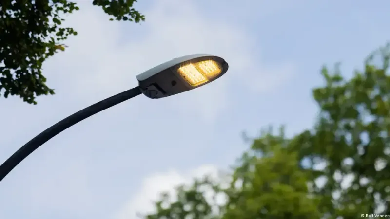 حماية البيئة بإضاءة شوارع بتطبيق هاتف عند الحاجة وقلق البعض