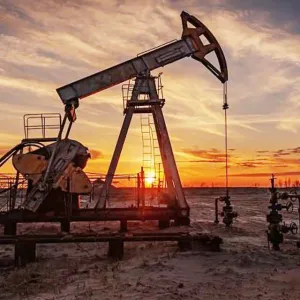 النفط يتراجع مع علامات ضعف الطلب على الوقود