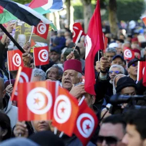تونس: معارضون يتظاهرون للمطالبة بإطلاق سجناء وبتحديد موعد للانتخابات الرئاسيّة