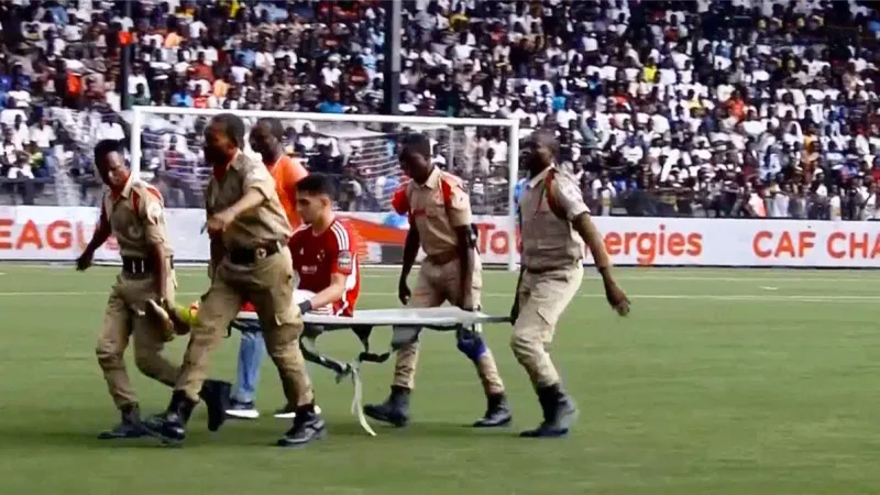 فيديو | كوكا يغادر مباراة الأهلي ومازيمبي مصابًا