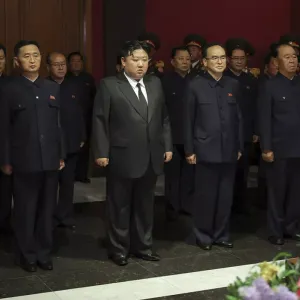 فيديو: ملقيًا التراب بيديه على التابوت... زعيم كوريا الشمالية يحضر جنازة مسؤول الدعاية كيم كي نام