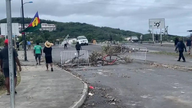 فيديو. وسط تعزيزات أمنية مكثفة.. السكان يجوبون شوارع كاليدونيا الجديدة