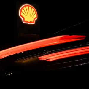 أرباح Shell تفوق التوقعات في الربع الأول 2024 وتسجل 7.7 مليار دولار