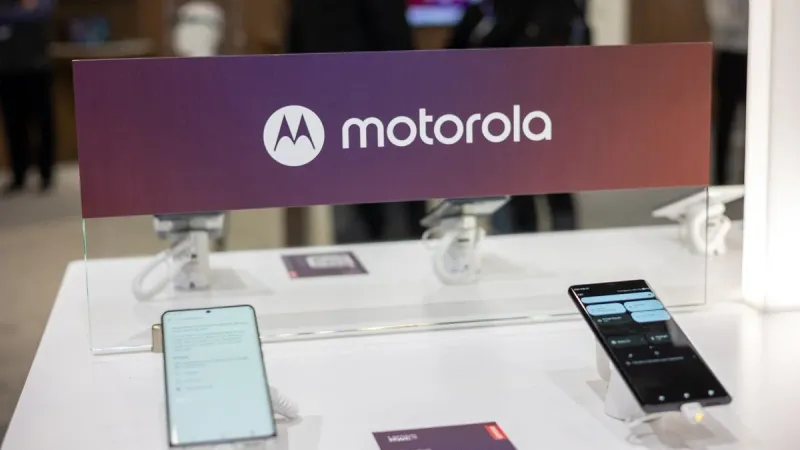 موتورولا تقدم مقطع تشويقي لهاتفها الرائد التالي Moto X50 Ultra