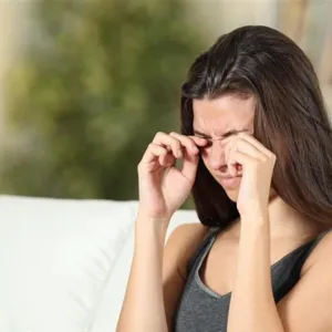 هل جفاف العين يسبب الصداع؟