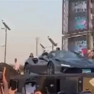 تامر حسني يدخل بسيارة مع أبنائه في حفل القاهرة الجديدة.. شاهد