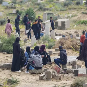 فيديو. 
            
    			الحرب تسلب سكان غزة بهجة العيد والمئات يبكون أقاربهم في مقابر القطاع
